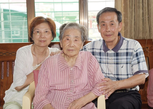 Kao Syu Yue-siang (left), Kao Su-su (center) and Kao Shih-chien (right) 