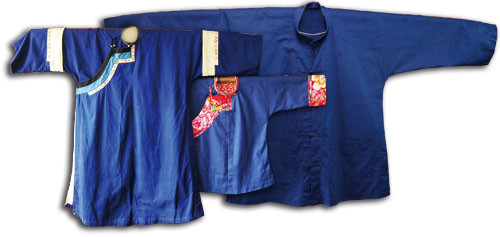 (left)Hakkanese Blue Shirts for unwed young women.(right)Men\'s Hakkanese blue shirts.