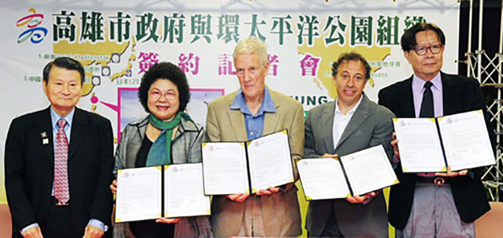 Mayor Chen Chu (second left) signs memorandum with PRP representatives.