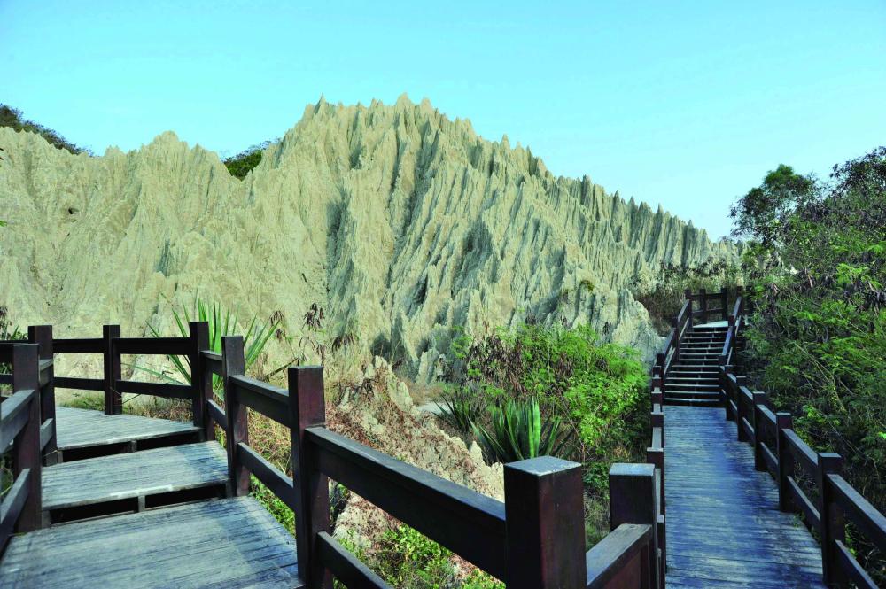 沿著步道，惡地形就出現在眼前