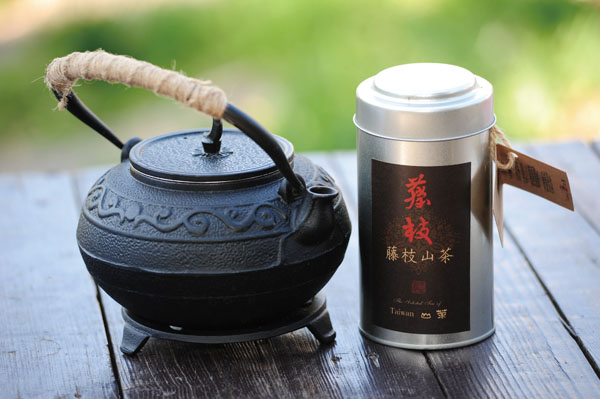 Tengjhih Tea is grown in nearby Taoyuan and cultivated by biodynamic agriculture. The leaves, which are processed by fermentation, give off a rich aroma. The tea\'s color is golden and accented by caramel-like tones.