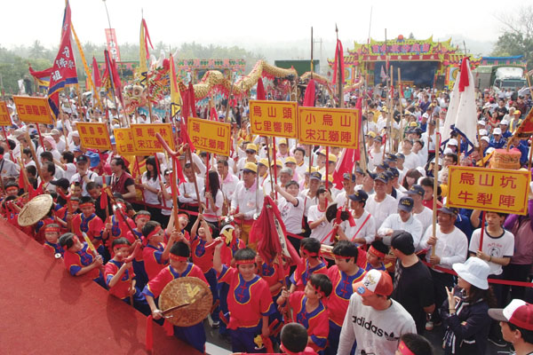 依2013內門宋江陣官網統計，目前內門宋江陣陣頭約有26隊，密度冠全臺，故內門又有「宋江窟」之稱。Neimen has around 26 battle-array troupes, more than anywhere else in Taiwan and making the district the capital of Taiwan\'s battle-array Culture.