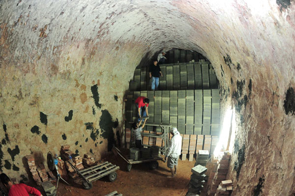 Piling up the brick and tiles inside the turtle kiln