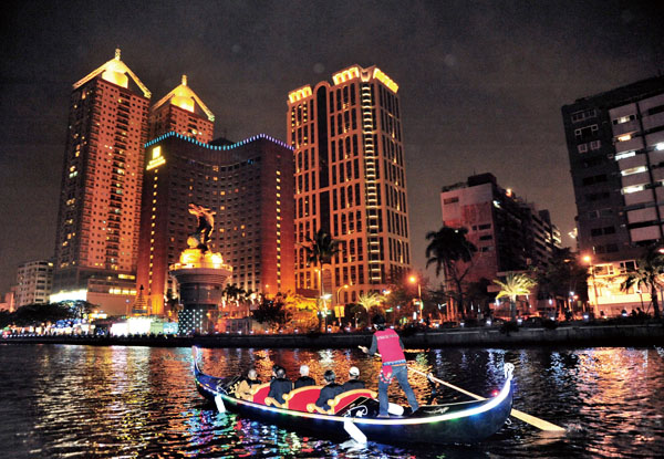 愛河畔推出全台第一與唯一的貢多拉船(Gondola)，伴隨原民天籟美聲。