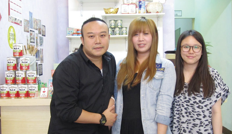 Allan Tang and his wife, Wang Wei-sin (center) with restaurant  employee Chelsea