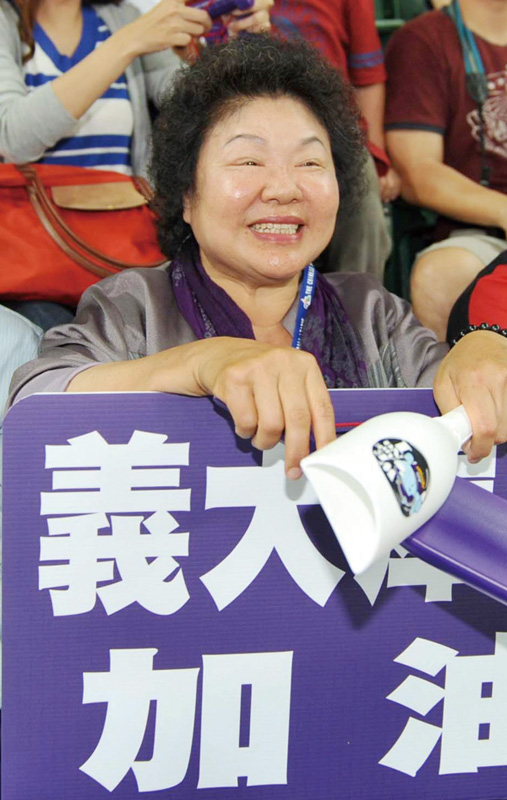 Kaohsiung Mayor Chen Chu, shown here watching EDA Rhinos\' first home game, says the team has been working closely with the city government to revitalize baseball. Mayor Chen invites everyone to cheer for the EDA Rhinos, and hopes all can help cultivate this local baseball team.
