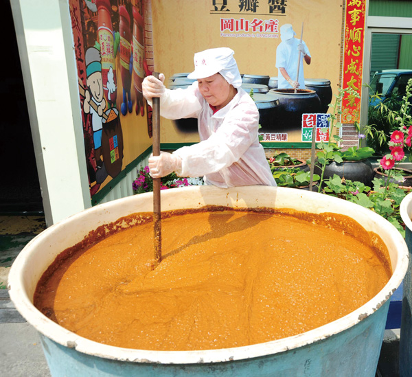 攪醬是考驗體力與耐力的工作