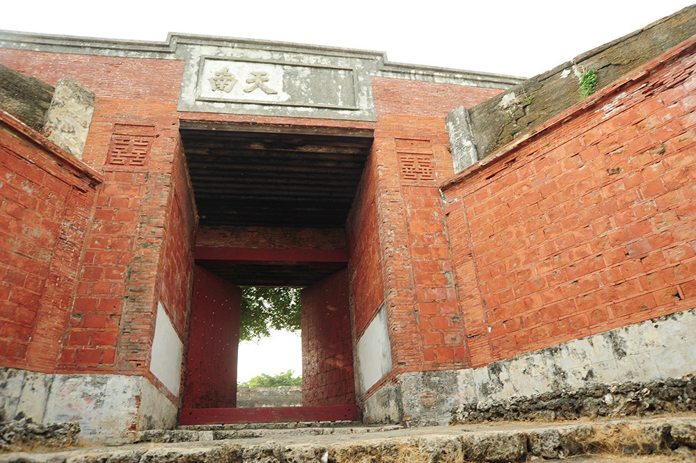  Historic Cihou Fortress\' stone carving, \"Unparalleled Power of the South of Heaven\" and brick \"