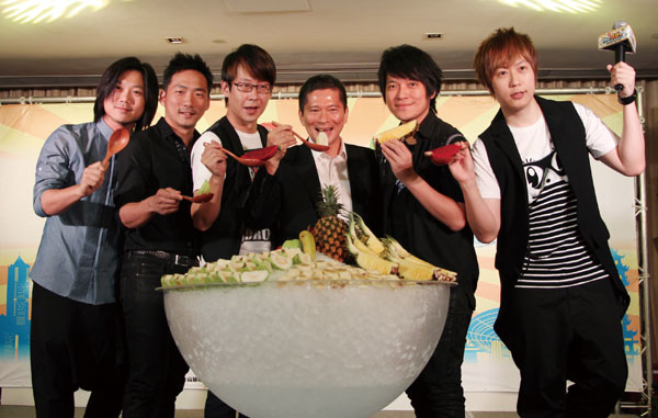  Deputy Mayor Li Yung-te and May Day promoting shaved ice \"Hai Zhi Bing\" made from Kaohsiung\'s local fruit