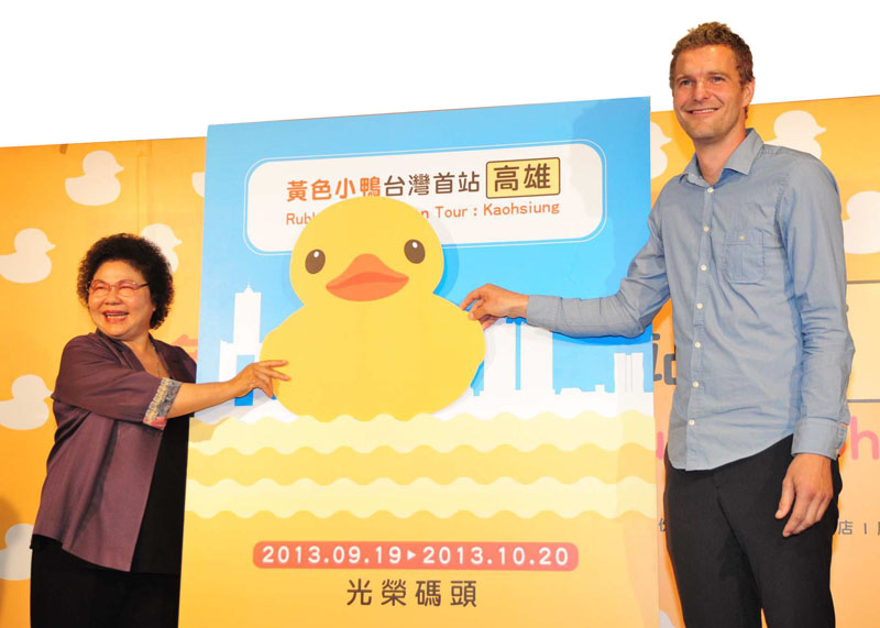 Mayor Chen Chu invites everyone to visit the Port of Kaohsiung and experience the duck\'s charm.