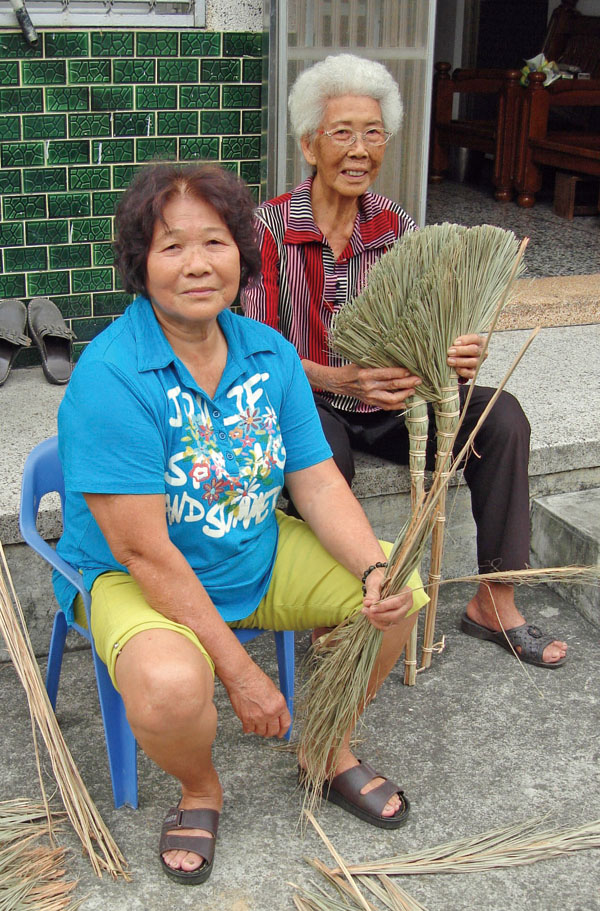 Phoenix palm broom artisans, Ms. Liu Siou-lian (left) and Ms. Liu Su (right).