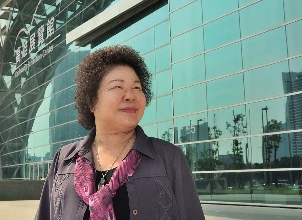 Mayor Chen Chu inspects the center.