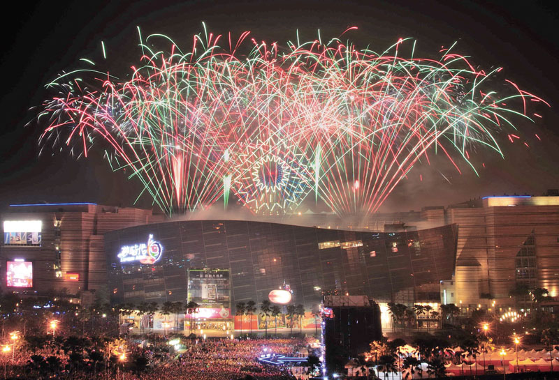 Fireworks at Kaohsiung\'s Dream Mall