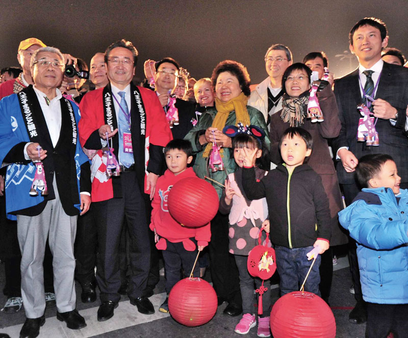 Mayor Chen participating in parade with sister city delegates