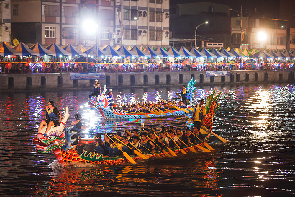 中芸漁港的夜間龍舟賽。（圖片提供／林園區公所）