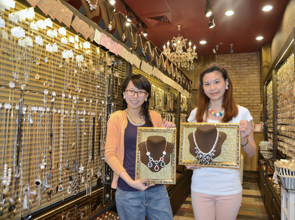 框時尚精品展示滿室的水鑽和飾品