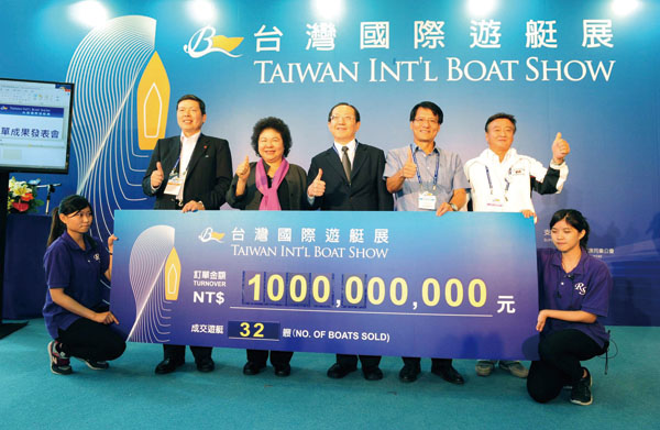 Mayor Chen Chu (second left) congratulates yacht makers on orders they have received during the Order Announcement press conference, May 10.