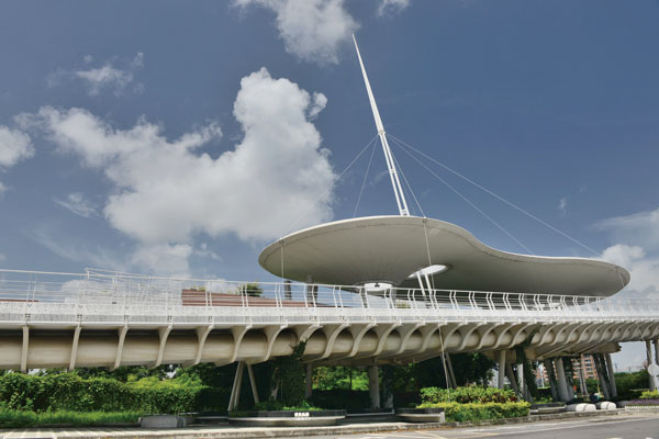 The cloud-shaped roof is an iconic feature of Cueihua Road Bike Bridge.