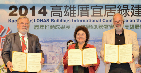 Mayor Chen Chu (center) signs MOU with SBS\' representatives.