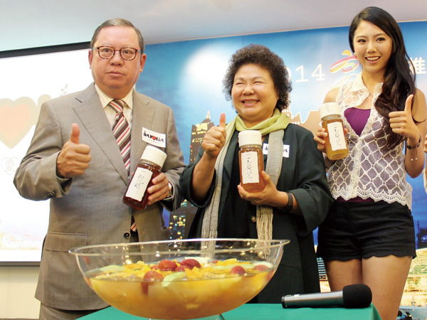 Mayor Chen Chu (center) at Hong Kong\'s 2014 International Travel Expo