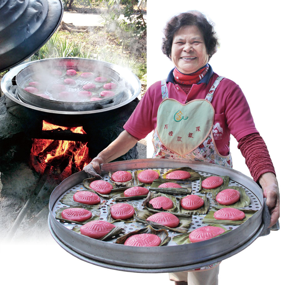 賴林省阿嬤和阿嬤們聚在一起做紅龜粿 Grandma Lai Lin-sheng and the \"girls\" gather to make red turtle cakes.