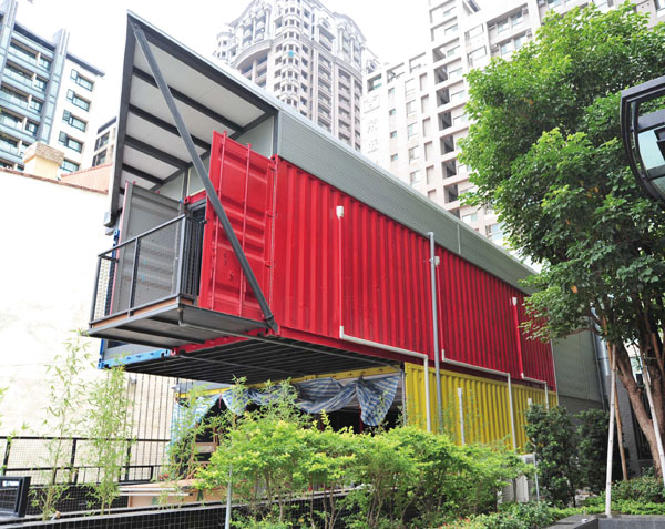 飛天糜鹿餐廳由貨櫃打造而成 Kaohsiung\'s Flyin\' Moose Restaurant was built using cargo containers.