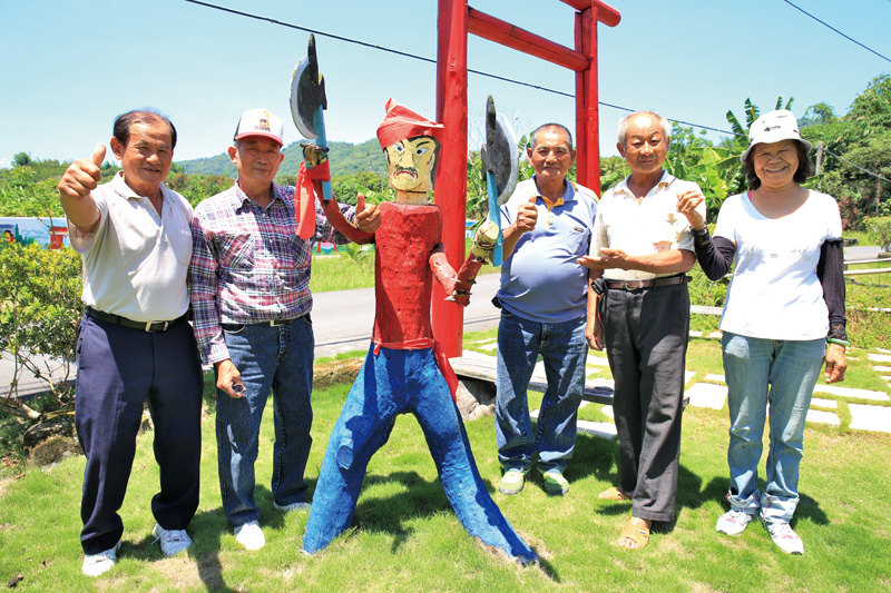 溝坪居民與宋江木偶工藝品合影 Gouping residents pose with Songjing wooden puppet