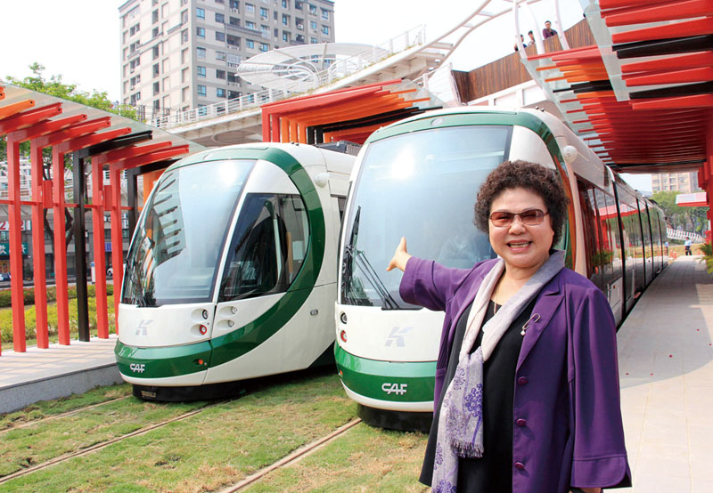 高雄市長陳菊歡迎大家一起來體驗輕軌 Mayor Chen Chu invites everyone to experience Kaohsiung\'s light rail.