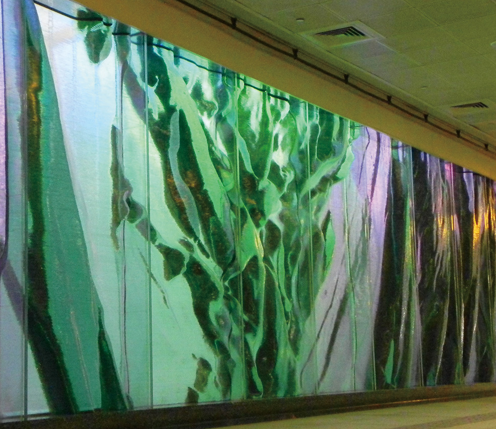 高雄國際機場內的「凝聚的綠寶石」玻璃雕塑作品 The set of sculpted glass walls titled \"Emerald Laminata\" at Kaohsiung Inte