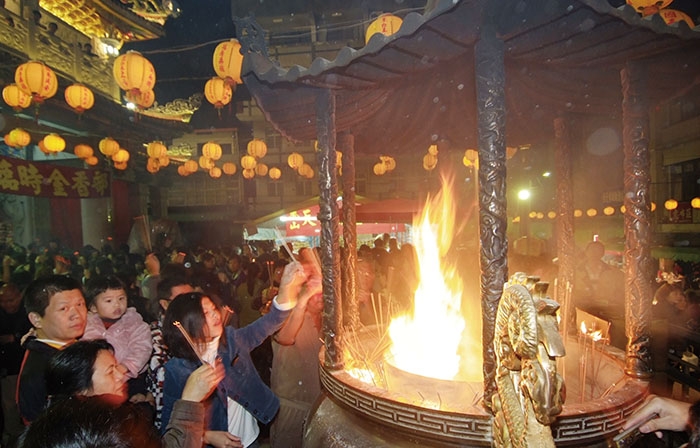 過年期間的鳳山天公廟，都是祈求幸福平安香客人潮 During Lunar New Year, Fongshan Tiangong Temple is always packed.