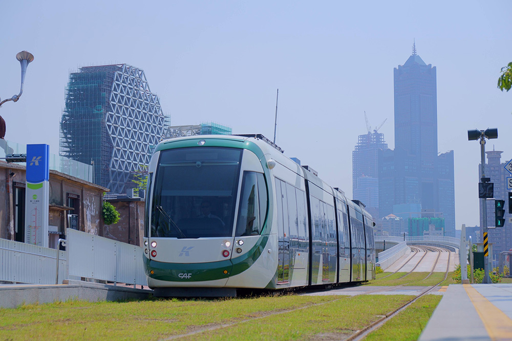 輕軌列車進站。（攝影／Bill Hwang）