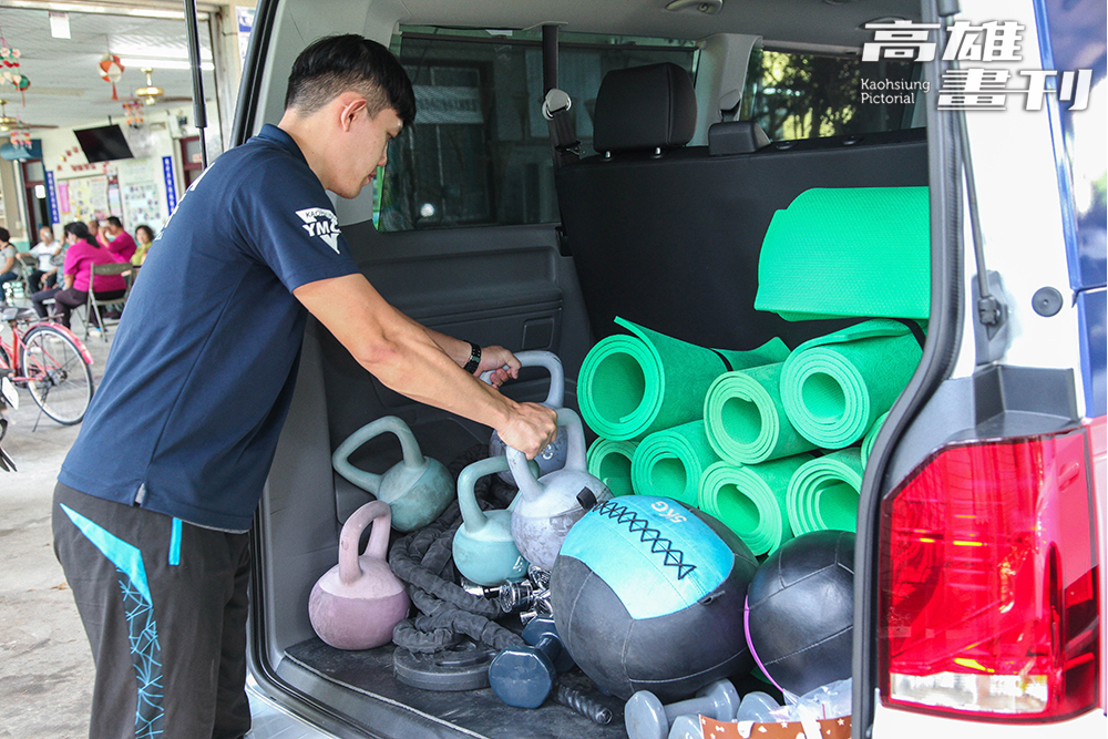 「行動健身房巡迴車」備有跑步機、健身車、橢圓機、震動機、槓鈴、壼鈴、啞鈴、藥球、戰繩、彈力帶等有氧及負重型健身器材。(攝影/李瑰嫻 )