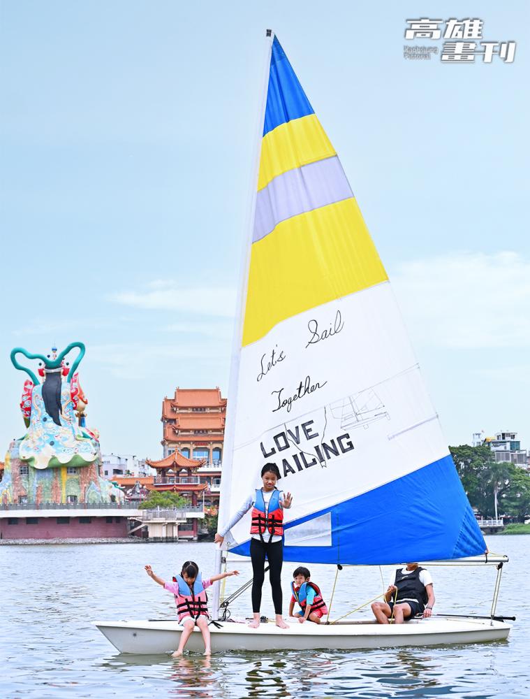 蓮池潭水域運動中心是高雄少數可體驗OP帆船和雷射型帆船的水域，經過專業教練指導，孩童也能獨立操作，體驗揚帆樂趣。(攝影/Carter)