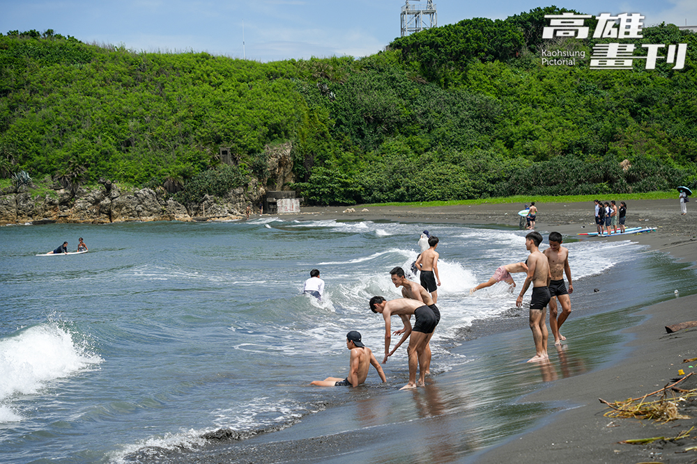 不分本地人或旅客，旗津海水浴場一向是消暑賞夕陽的熱門首選，還能串連老街和燈塔安排半日小旅行。(攝影/Cindy Lee)