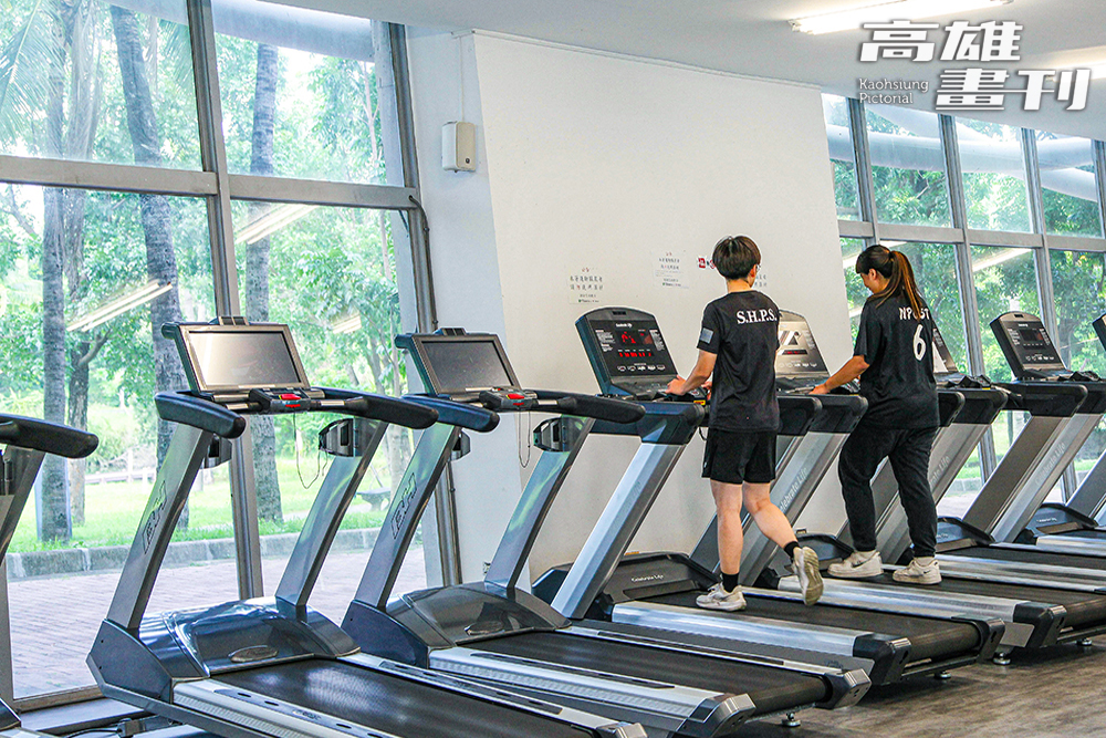 左營運動中心設備及課程規劃完善，設有健身房、環狀教室等。(攝影/李瑰嫻)