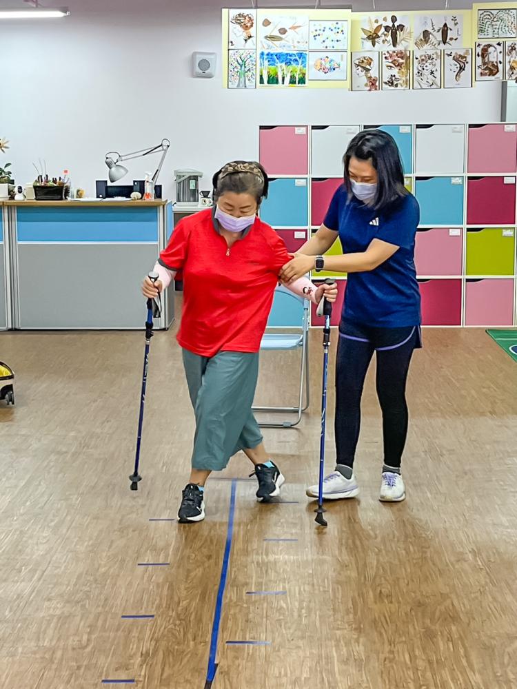 Photo courtesy of Fongshan Daycare Center\'s Senior Fitness Center
