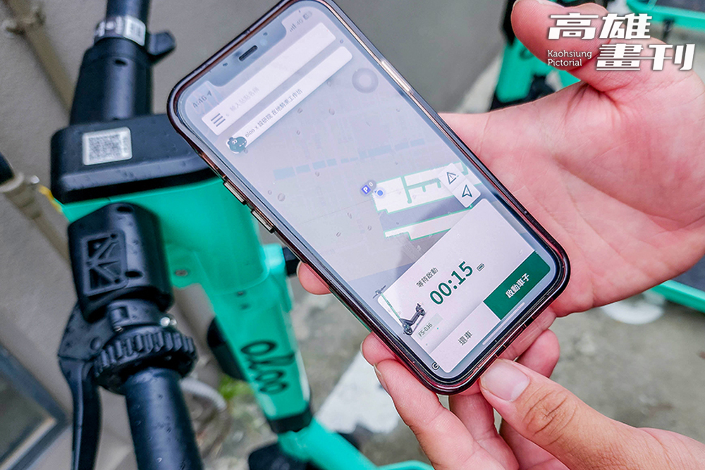 只要掃描QR Code下載APP，按照指示就可以一指輕鬆租借滑板車，歸還時再騎到原站點，開啟APP操作即可。(攝影/李瑰嫻)