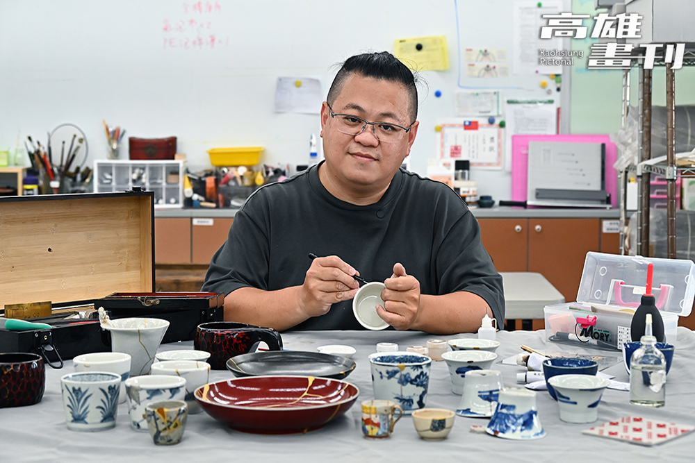正修科技大學文物修護中心的陶瓷修復師賴文進。(攝影/Carter)
