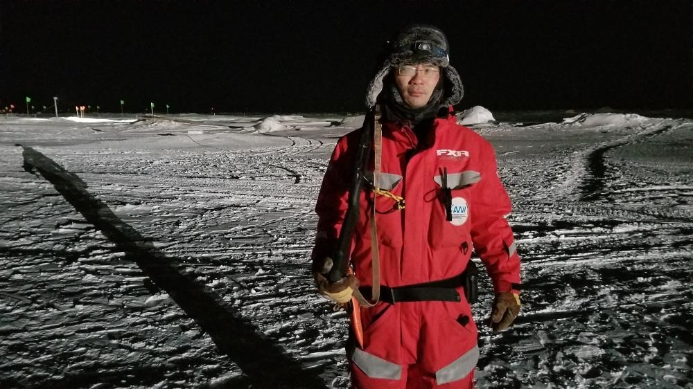 2019年的極星號航次期間，方盈智攜帶獵槍和信號槍，護衛同行夥伴安全。(圖片提供/方盈智)