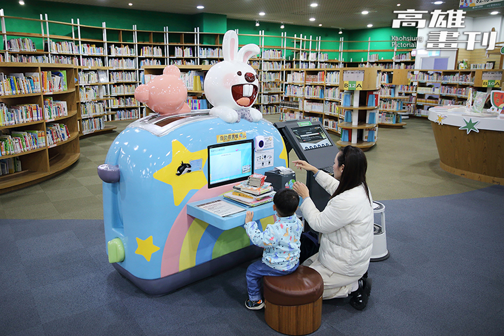 國際繪本中心的自助借書機外觀設計可愛，且高度適中，方便小朋友使用，讓他們從小培養自主借還書籍的好習慣。(攝影/Carter)