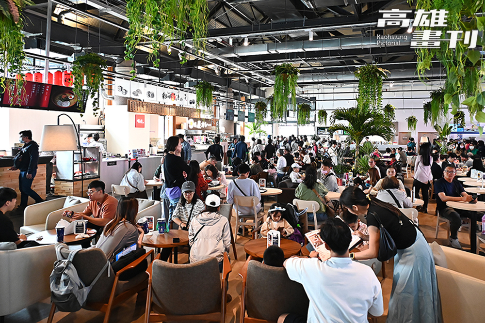 新濱町海洋廚房室內座位區結合綠意造景，相當舒適。(攝影/Carter)