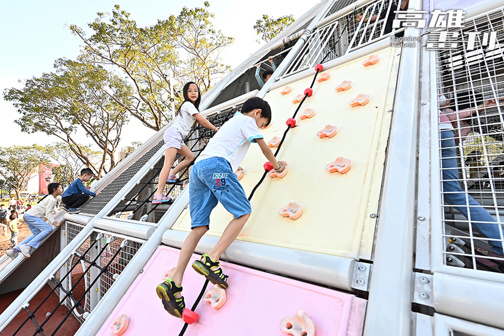 主題遊戲塔內部為錯綜複雜的3D立體迷宮，爬、盪、鑽、跳，探索無限可能！(攝影/Carter)