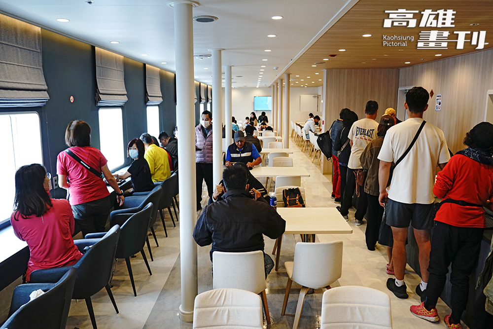 澎湖輪客艙設置餐廳、咖啡廳，用餐環境明亮典雅，還有兒童遊戲室能夠消磨親子時光。(攝影/曾信耀)
