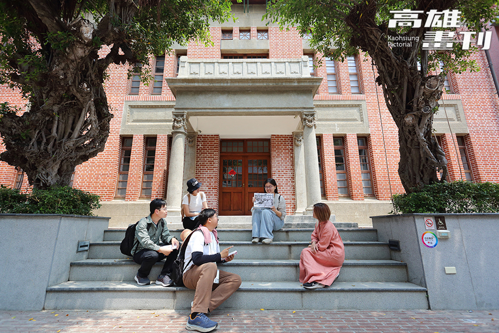 原愛國婦人會館的建築語彙體現女性意涵，入口處的門廊門柱為變形愛奧尼克式柱頭，為女性柔美的象徵。(攝影/Carter)