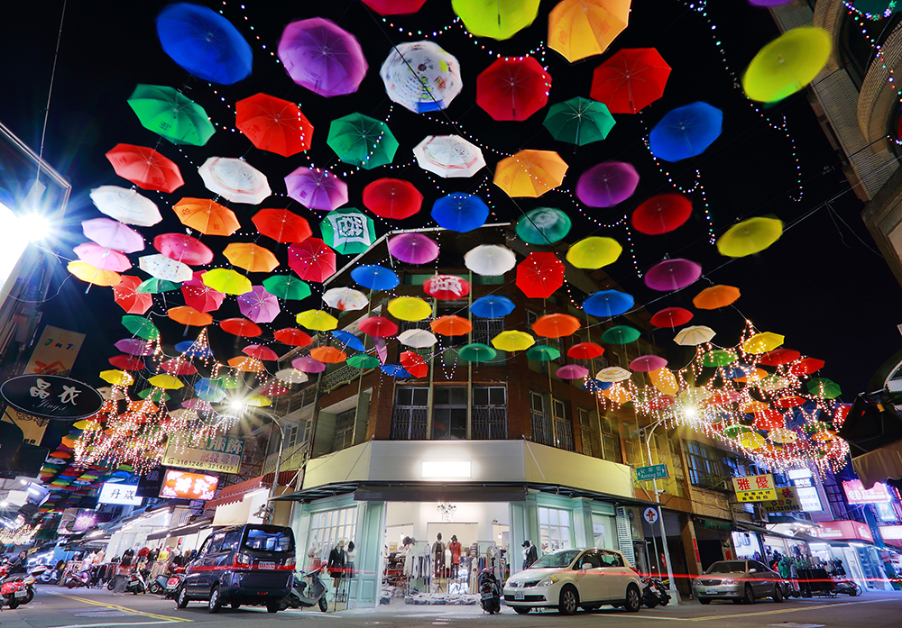 夜裡的雨傘街與白天景致不同，別有一番風情。（攝影／Carter）