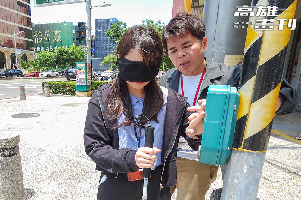 定向行動訓練中，定向行動訓練師引導學員運利用聽覺、腳底知覺以及觸覺等感官查知周遭環境，確保安全。(攝影/李瑰嫻)