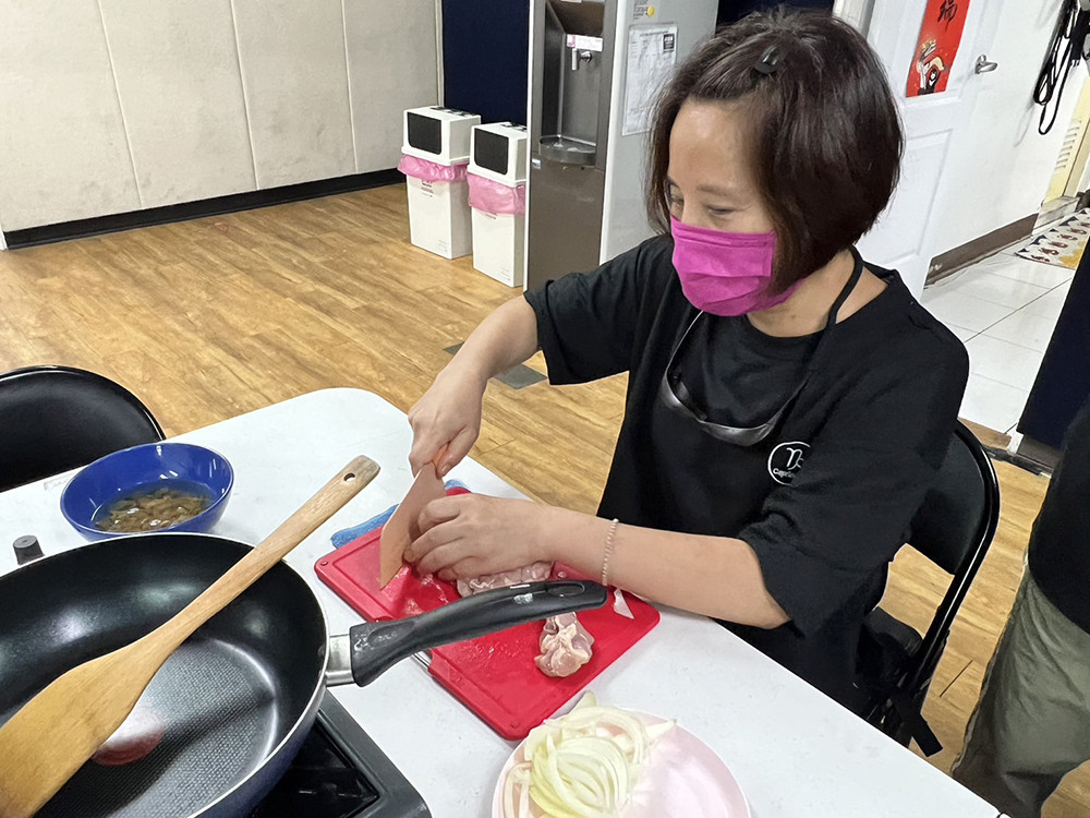視障學員透過各式社團活動豐富生活，建立友誼，迎接人生新階段。(圖片提供/高雄市視覺障礙者社會重建中心)