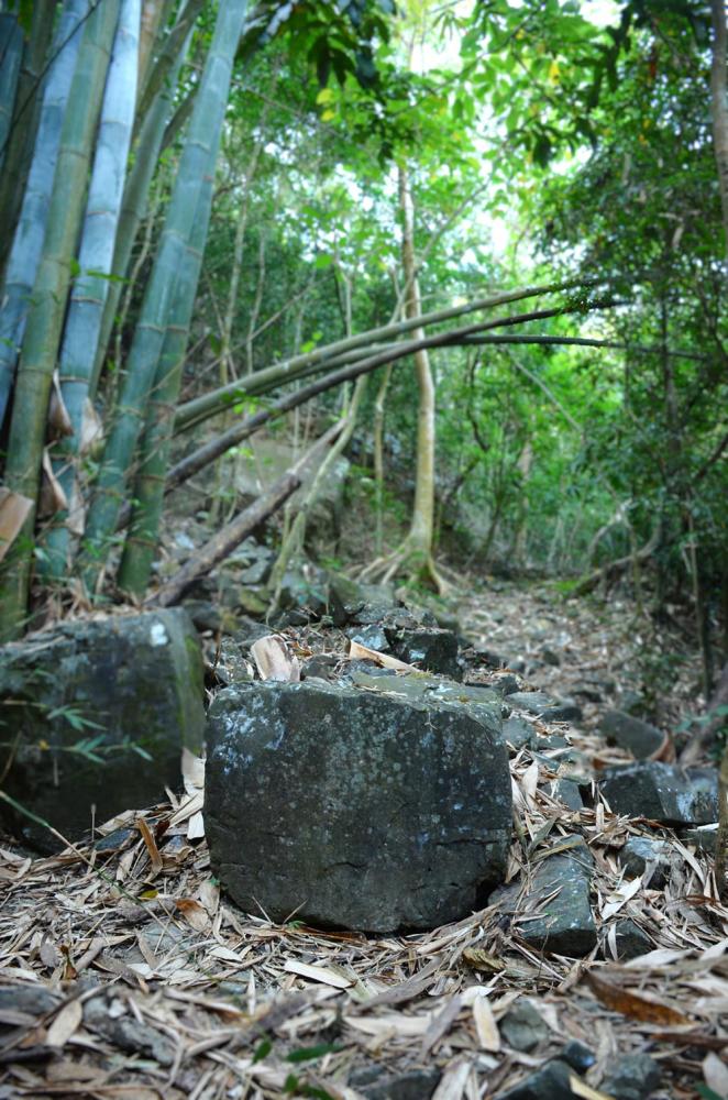 客家「伯公」本無具體形象，以石頭或石碑象徵祭拜。(圖片提供/鄧富雄)