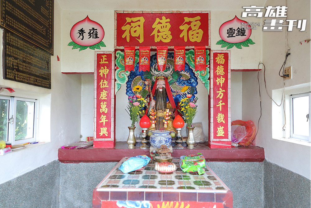 受閩南文化影響的伯公塑像。不論外型如何演變，伯公始終是當地居民的心靈支柱。(攝影/Carter)