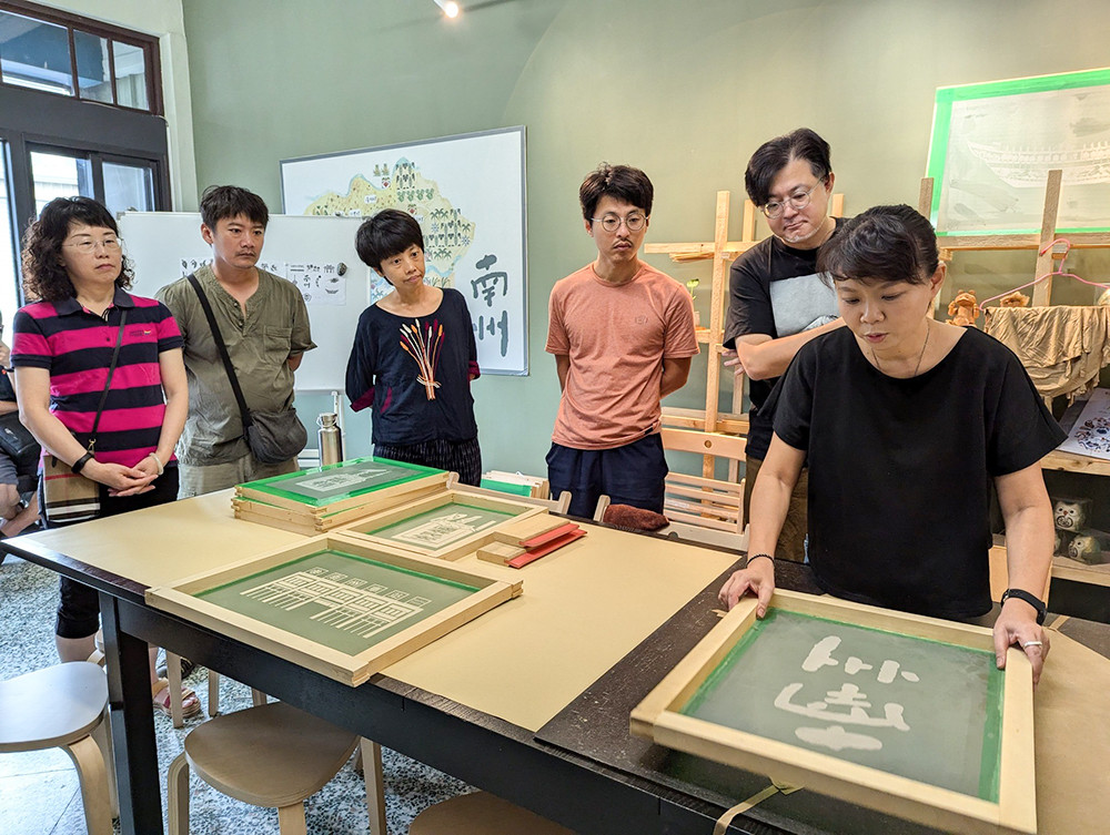 林潔怡帶領學員體驗植物染，探索結合現代工藝的各種可能。(圖片提供/大地工作坊)